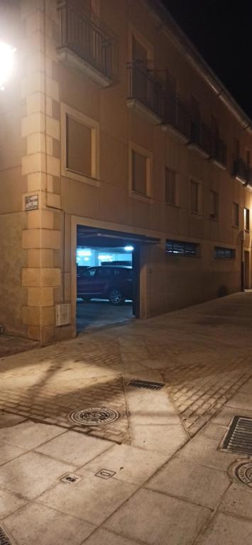 普拉森西亚林孔埃斯特雷马杜拉酒店的夜间有车停放的停车库