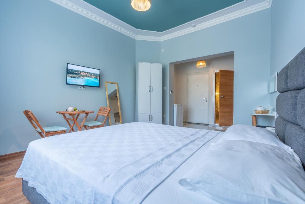 安塔利亚Antalya B&B Hotel的卧室配有一张白色的大床和一张桌子