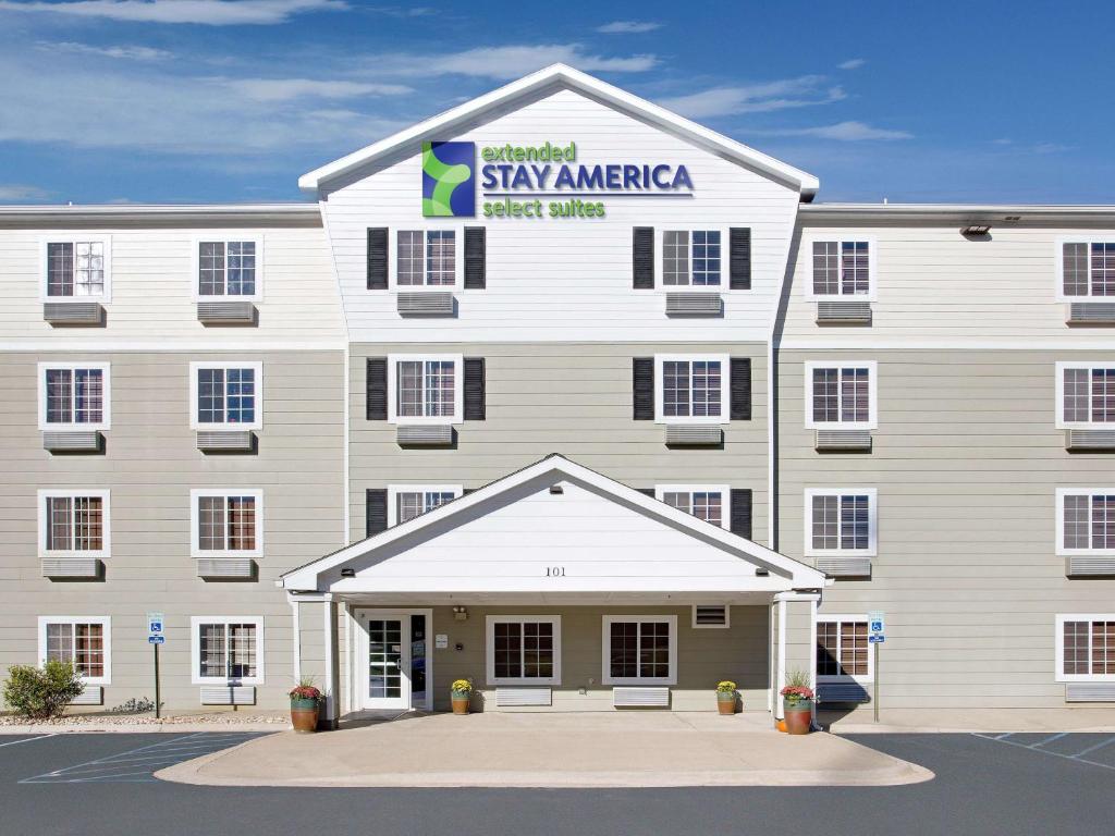 克利夫兰Extended Stay America Select Suites - Cleveland - Airport的一座白色的大建筑,上面有标志