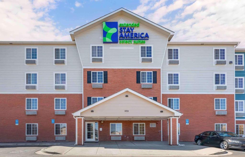 奥罗拉Extended Stay America Select Suites - Denver - Aurora的一座红色和白色的大建筑,上面有标志