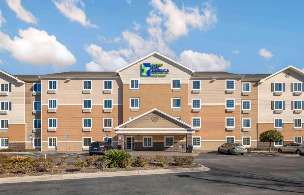 杰克逊维尔Extended Stay America Select Suites - Jacksonville - North的停车场酒店形象