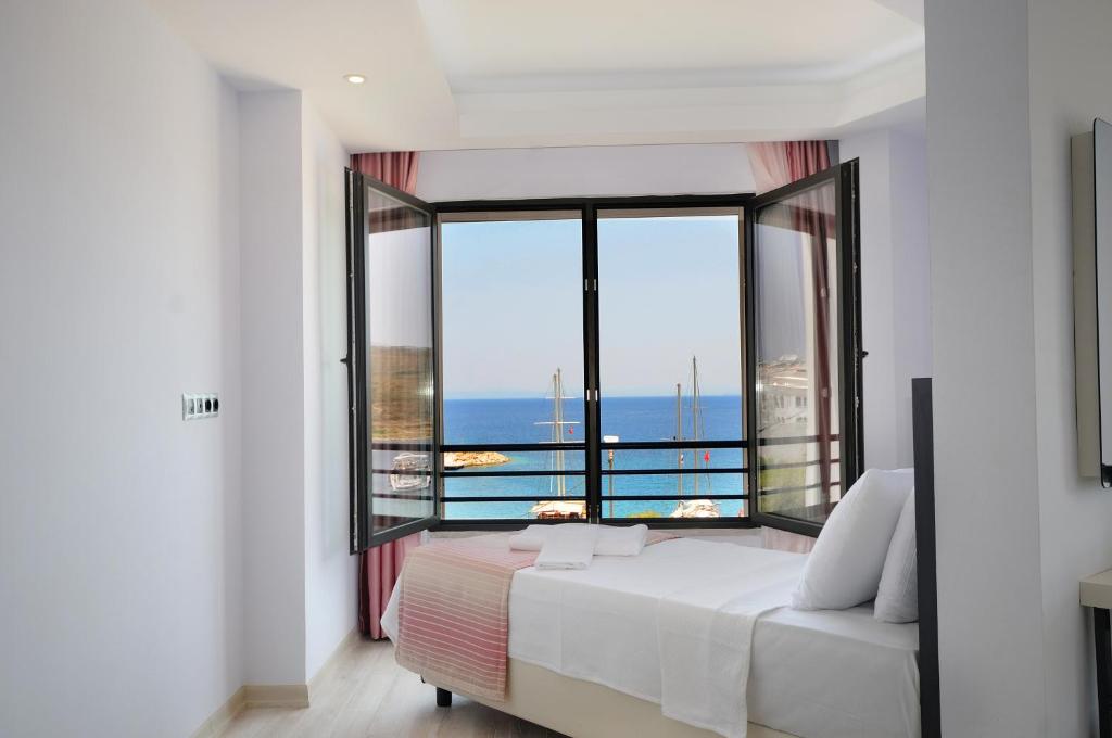 达特恰达特恰蓝宝石酒店的一间卧室设有一张床和一个大窗户