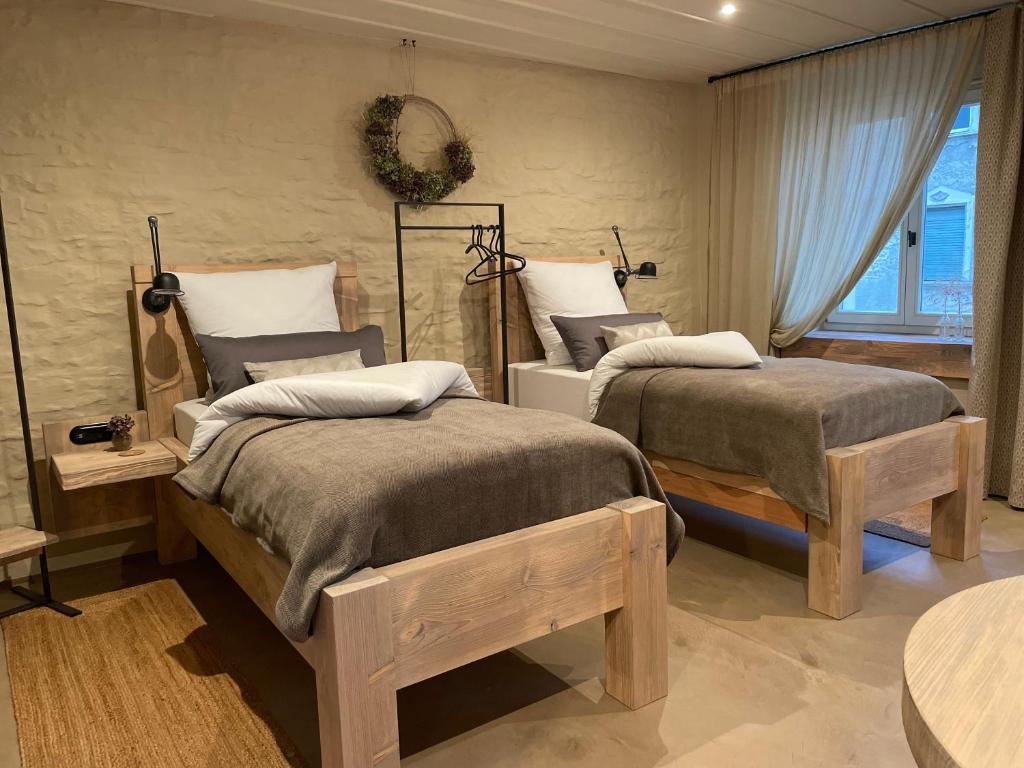 SchleibnitzLark One的一间卧室配有两张床和一张桌子
