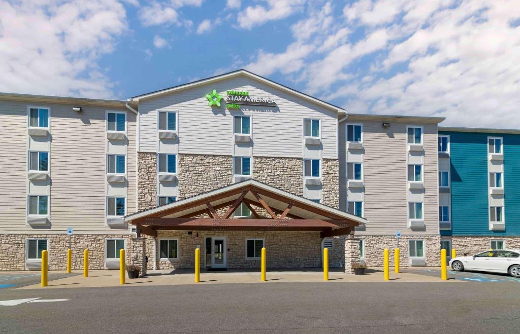 梅里马克Extended Stay America Suites - Nashua - Merrimack的酒店大楼前面有黄色的极杆