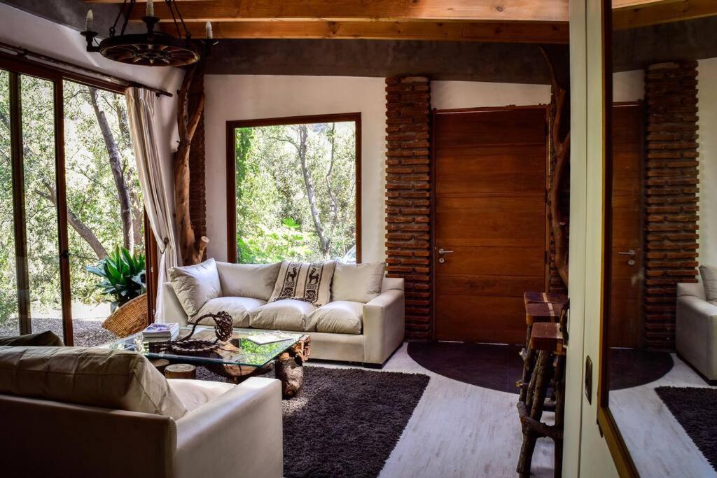 Lo BarnecheaIluminada casa de piedra entre bosque y río的客厅配有沙发和桌子
