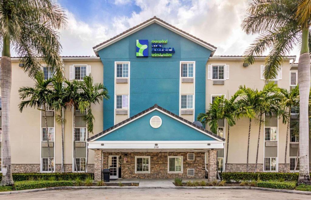 戴维Extended Stay America Select Suites - Fort Lauderdale - Airport - West的前面有棕榈树的酒店