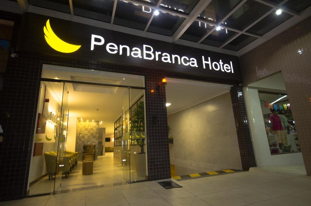 圣安东尼奥-迪热苏斯Pena Branca Hotel e Eventos的商店前的巴米拉布兰卡酒店标志