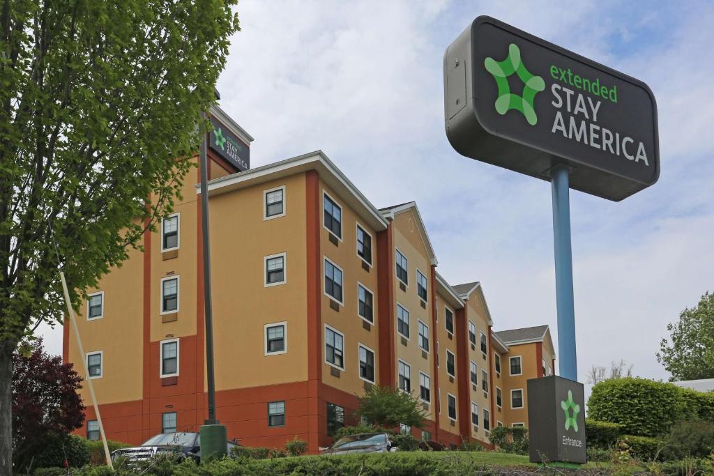 普利茅斯会议Extended Stay America Suites - Philadelphia - Plymouth Meeting - East的在美国建筑前的标志