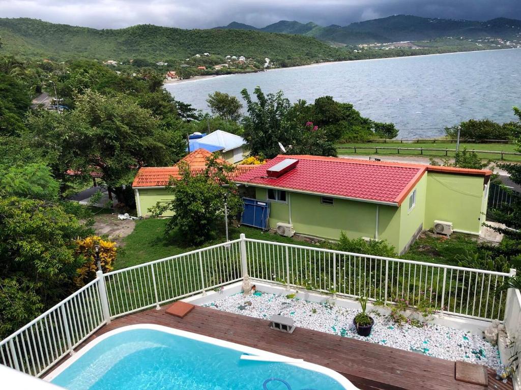 Maison de 3 chambres a Le Diamant a 100 m de la plage avec vue sur la mer piscine partagee et jardin clos&#x5185;&#x90E8;&#x6216;&#x5468;&#x8FB9;&#x6CF3;&#x6C60;&#x666F;&#x89C2;