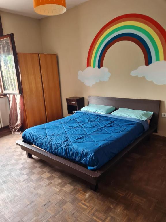 贝加莫VILLA GIOVANNA的墙上彩虹床