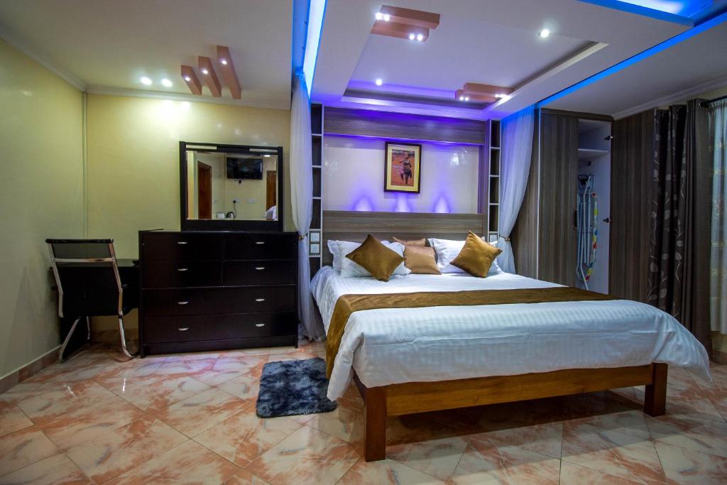 Kahawaopal oasis的一间卧室配有一张大床和镜子