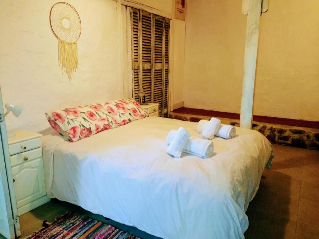 查克拉斯德科里亚Casitas del Cerro的一间卧室配有带毛巾的床