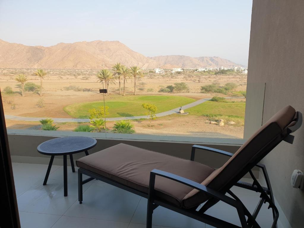 希法Beautiful Golf & Sea View的客房享有沙漠美景,配有桌椅。