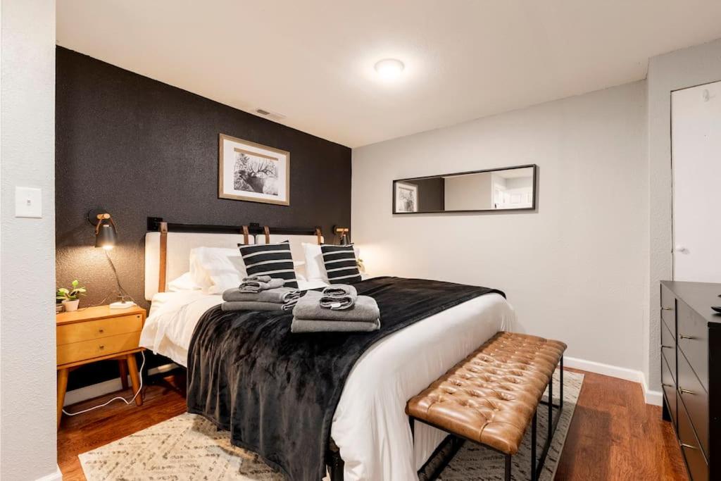丹佛Adorable 2-Bedroom Modern Basement的一间卧室设有一张大床和黑色墙壁