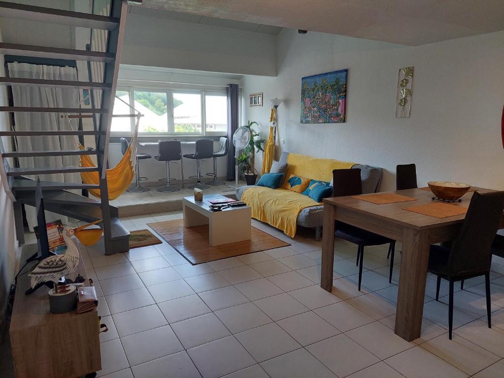 圣马丁岛Pelican的客厅配有沙发和桌子