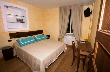 蒙特罗索阿尔马雷阿菲塔卡梅雷达切萨雷酒店的一间卧室配有一张带蓝色枕头的床。