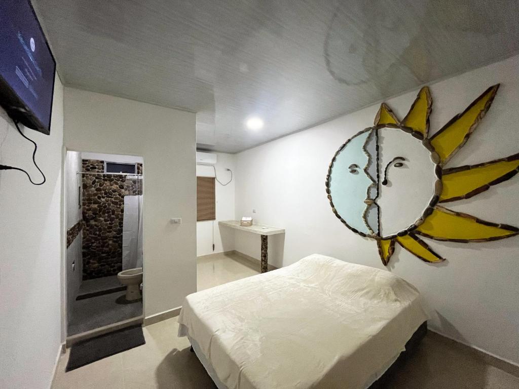 San FranciscoEbenezer Ecocamp的卧室配有一张床,墙上挂有绘画作品