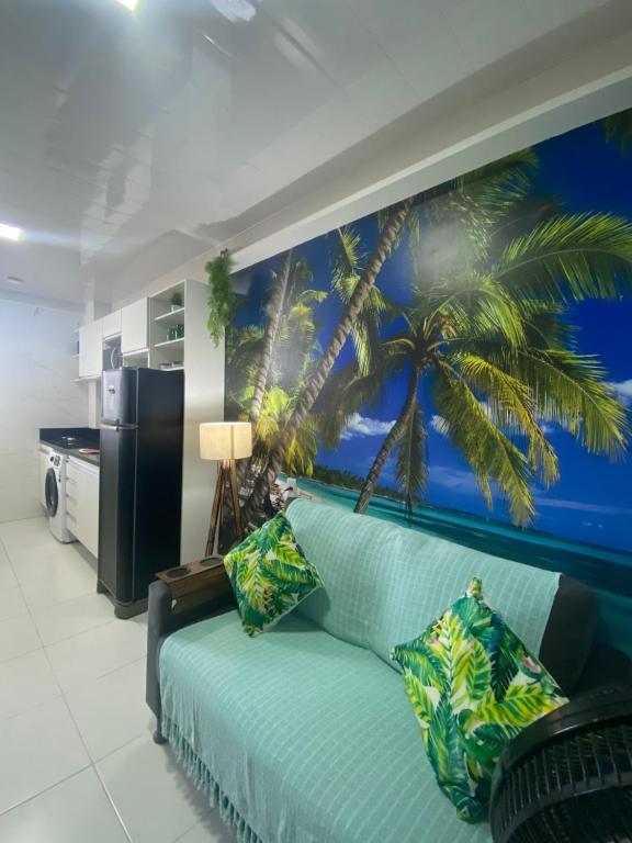 贝伦Flat completo no centro de Belém的客厅配有蓝沙发,拥有棕榈树壁画