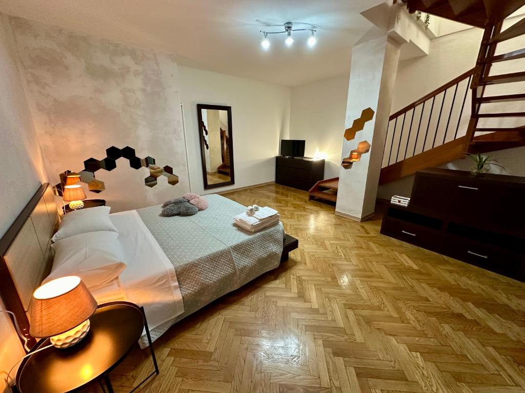 博洛尼亚CASAVACANZETOFFEE的一间带大床和楼梯的卧室