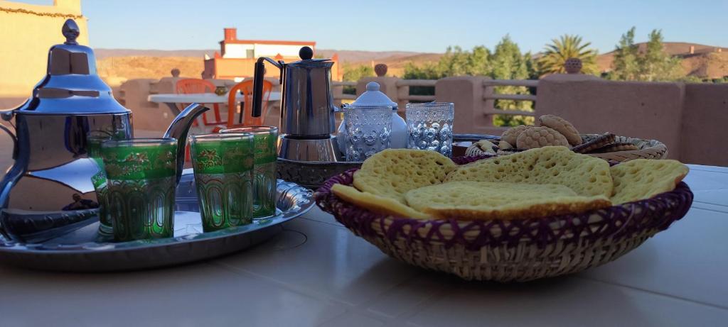 凯拉Maroc des Merveilles - Chez L'habitant的桌子上放着一篮面包和饮料