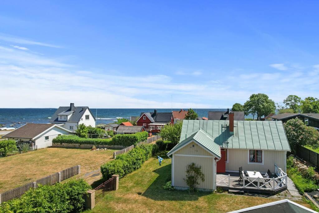 瑟尔沃斯堡Idylliskt hus med havsutsikt的享有住宅区和海洋的空中景致