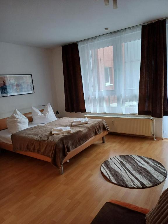 柏林商务公寓的一间卧室设有两张床和大窗户