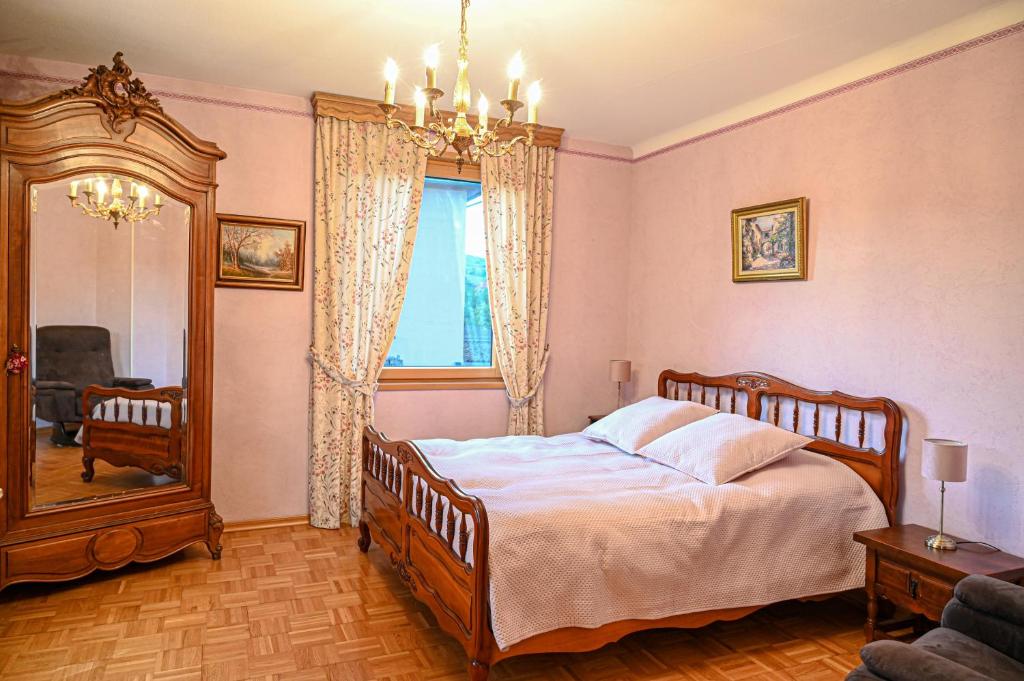 鲁法克Gîte l'Avant的一间卧室配有一张大床和镜子