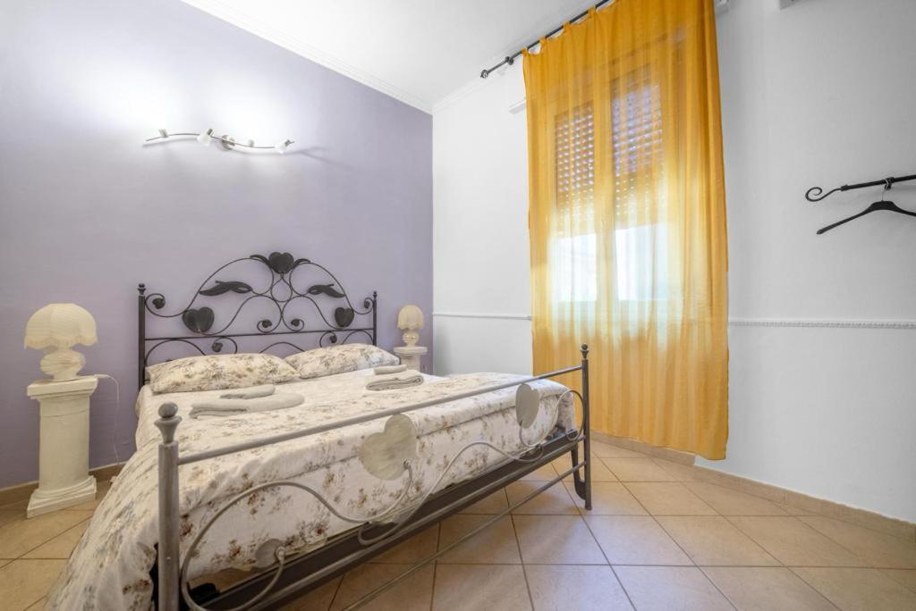 PioltelloVilla verdi vicinanze Milano centro的一间带床的卧室,位于带窗户的房间内