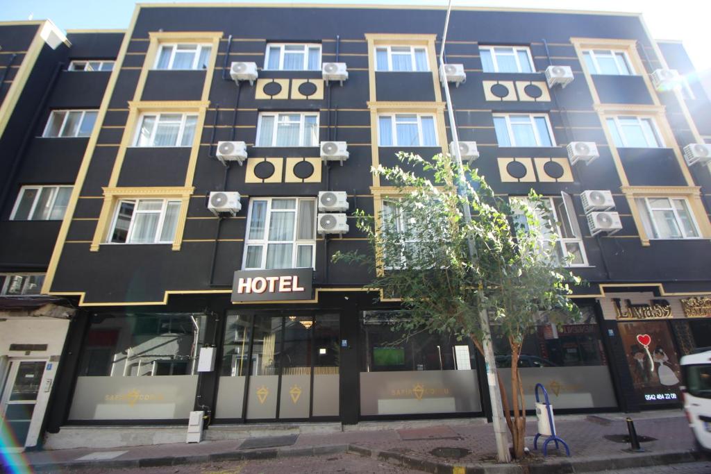 乔尔卢Safir Hotels Çorlu的酒店大楼前面有酒店标志