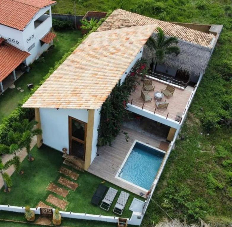 佩德拉斯港Magaral Casa de Praia的享有带游泳池的房屋的空中景致
