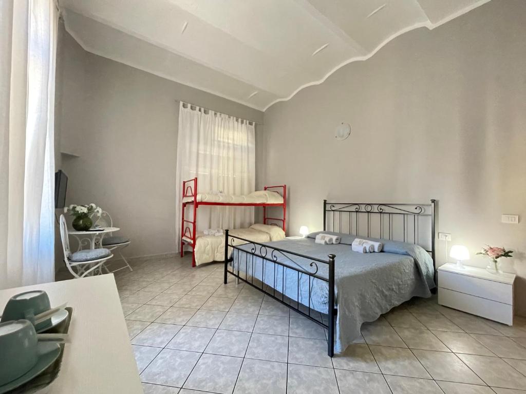 斯培西亚Casa Per Ferie San Giovanni Bosco的一间卧室,卧室内配有一张床和一把椅子
