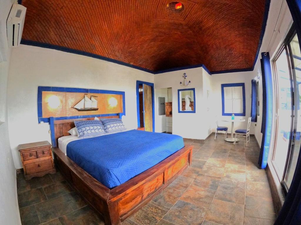 El SargentoSelenes Hostel的一间卧室配有一张带蓝色棉被的大床