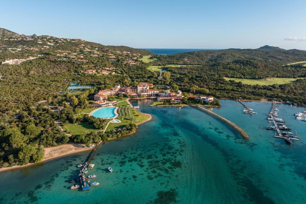 切尔沃港Hotel Cala di Volpe, a Luxury Collection Hotel, Costa Smeralda的水上度假村的空中景观