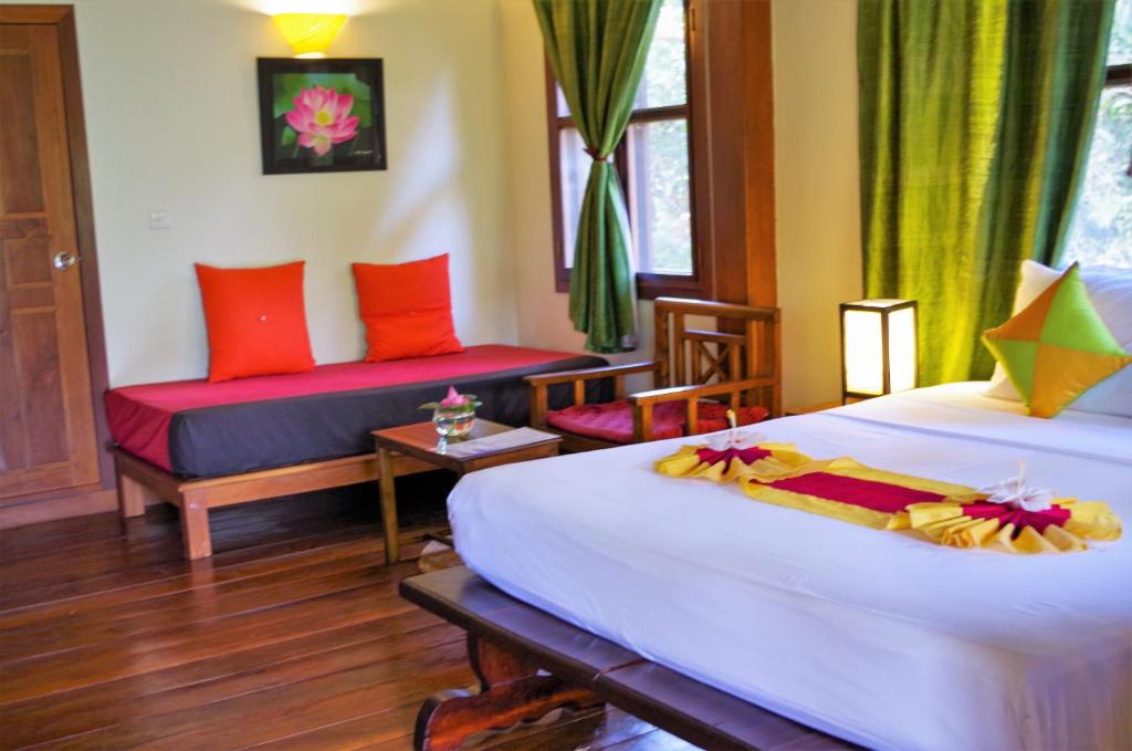 马德望梅森韩寺酒店的酒店客房设有两张床和窗户。