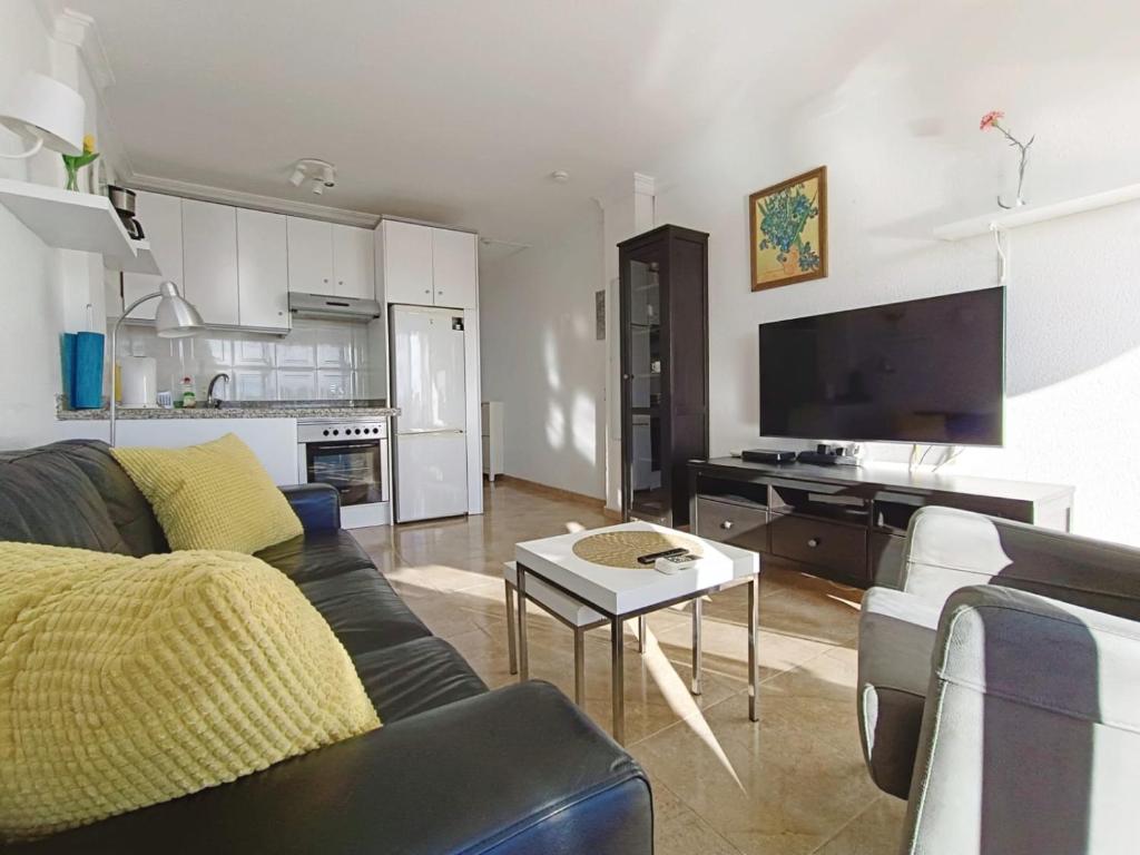 英格兰海滩Sunny Apartment Teneguia by Yumbo的客厅配有沙发和桌子