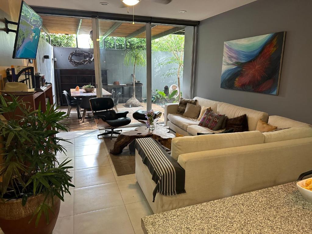 瓜达拉哈拉Departamento de lujo, exclusivo Terraza y jardín gh02的客厅配有沙发和桌子