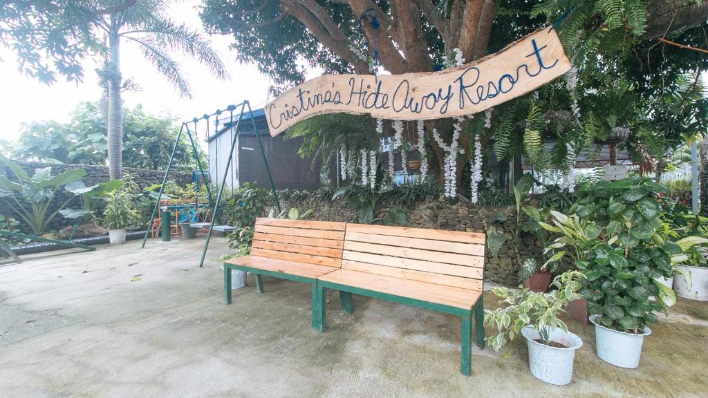 RizalRedDoorz @ Cristina's Hideaway Resort Tanay的公园里木凳上的一个标志