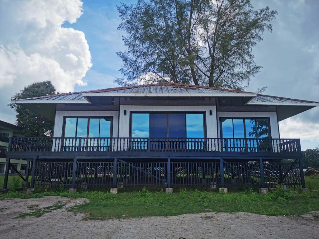 珍南海滩Century Langkasuka Resort Langkawi的一座带大门廊和屋顶的房子