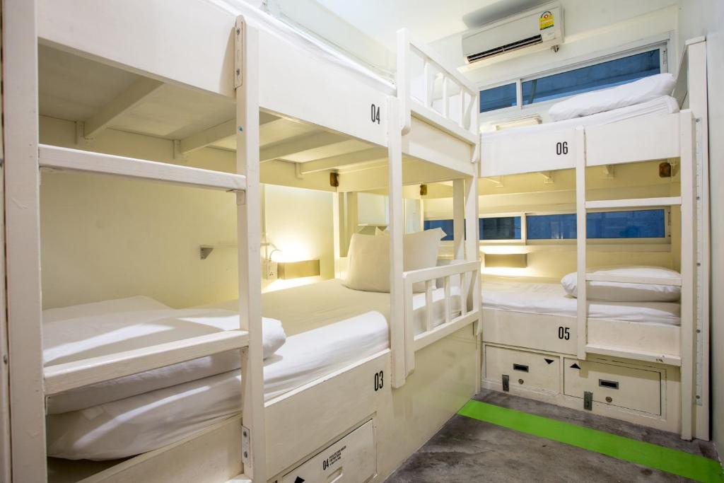 Qilombo Hostel Silom - HQ客房内的一张或多张床位