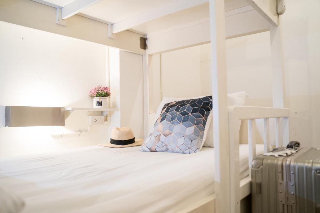 Qilombo Hostel Silom - HQ客房内的一张或多张床位