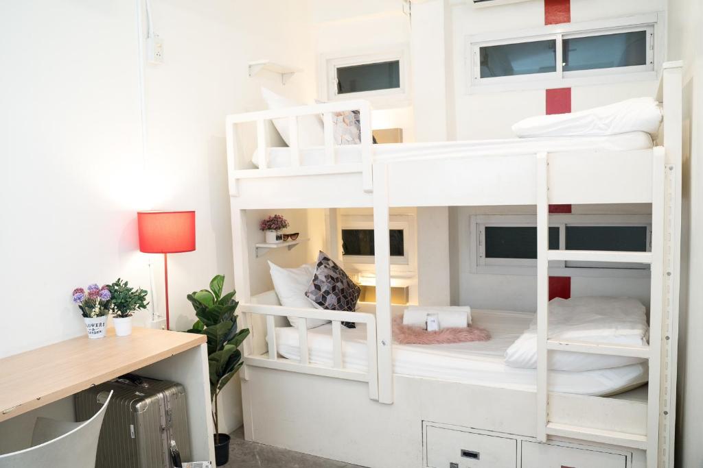 Qilombo Hostel Silom - HQ客房内的一张或多张床位