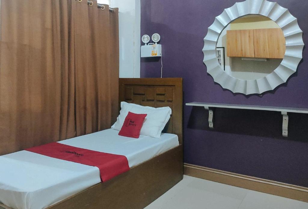 那牙RedDoorz near Colgante Bridge Naga City的小房间设有两张床和镜子