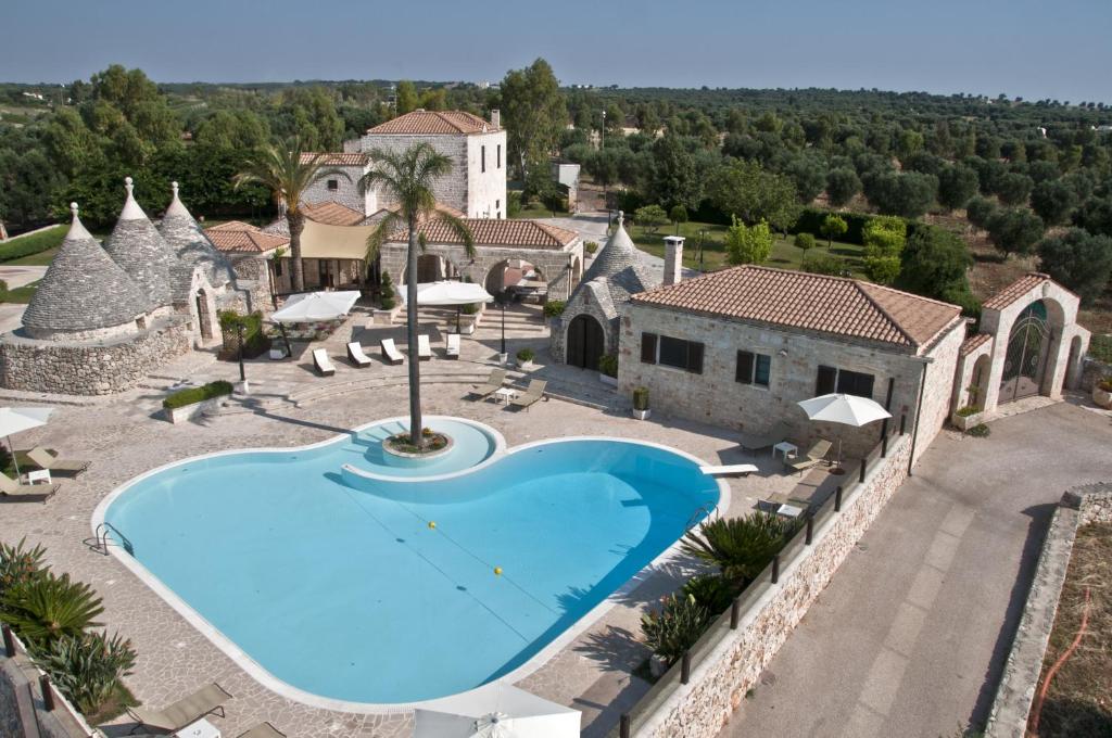 切列梅萨皮卡马塞里亚本尼费西奥豪华乡村民宿的享有带游泳池的别墅的空中景致