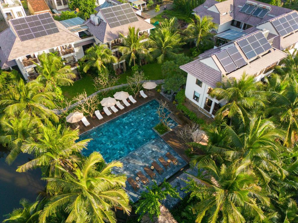 会安会安生态山林小屋及Spa中心的享有带游泳池和棕榈树的别墅的空中景致