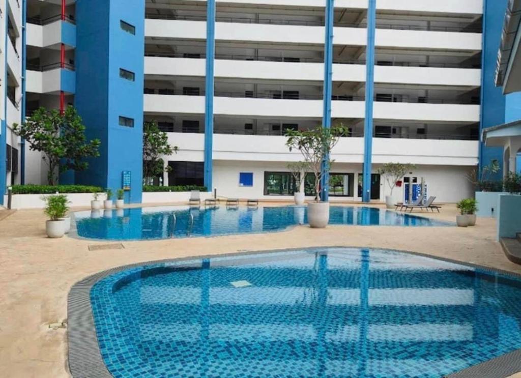 Tangga BatuMutiara Melaka Beach Resort by Minso的一座建筑物中央的游泳池