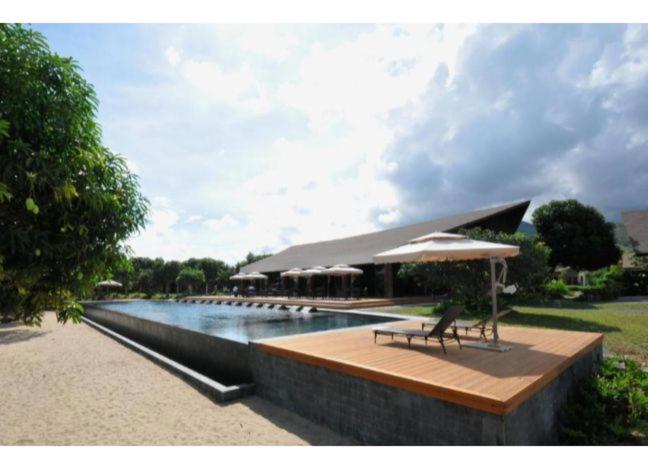 San JoseAstoria Palawan的河畔游泳池,带长凳和遮阳伞