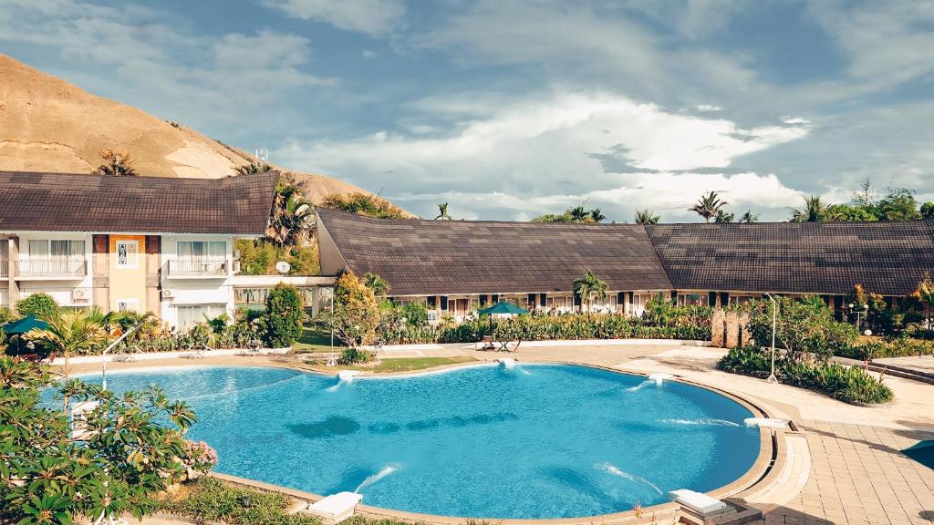 查亚普拉Hotel Suni Sentani的度假村前的游泳池