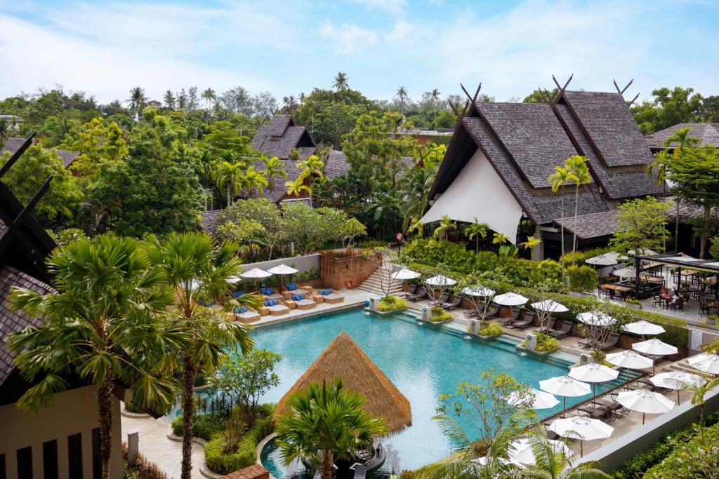 迈考海滩Avani Plus Mai Khao Phuket Suites的享有度假村空中景致,设有游泳池