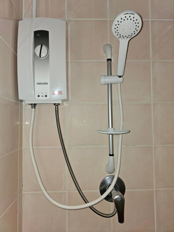 高兰Lanta MP Place的浴室内配有淋浴和吹风机