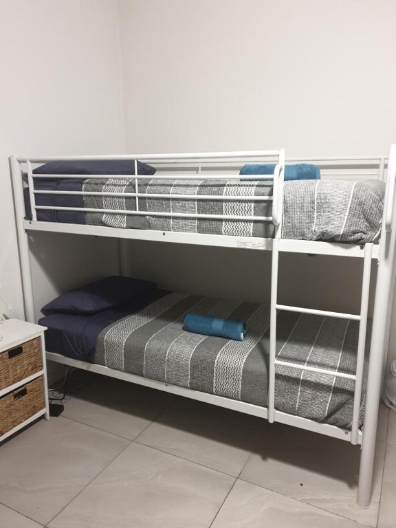 卡伦德拉Hostel-Style GUESTHOUSE - for 18-40yrs的双层床配有毛巾和床垫